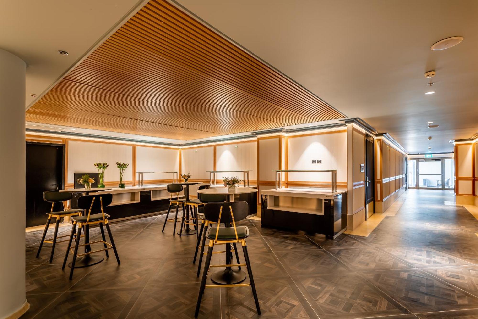 Daniel Herzliya Hotel Екстер'єр фото The new lounge at London Heathrow Airport