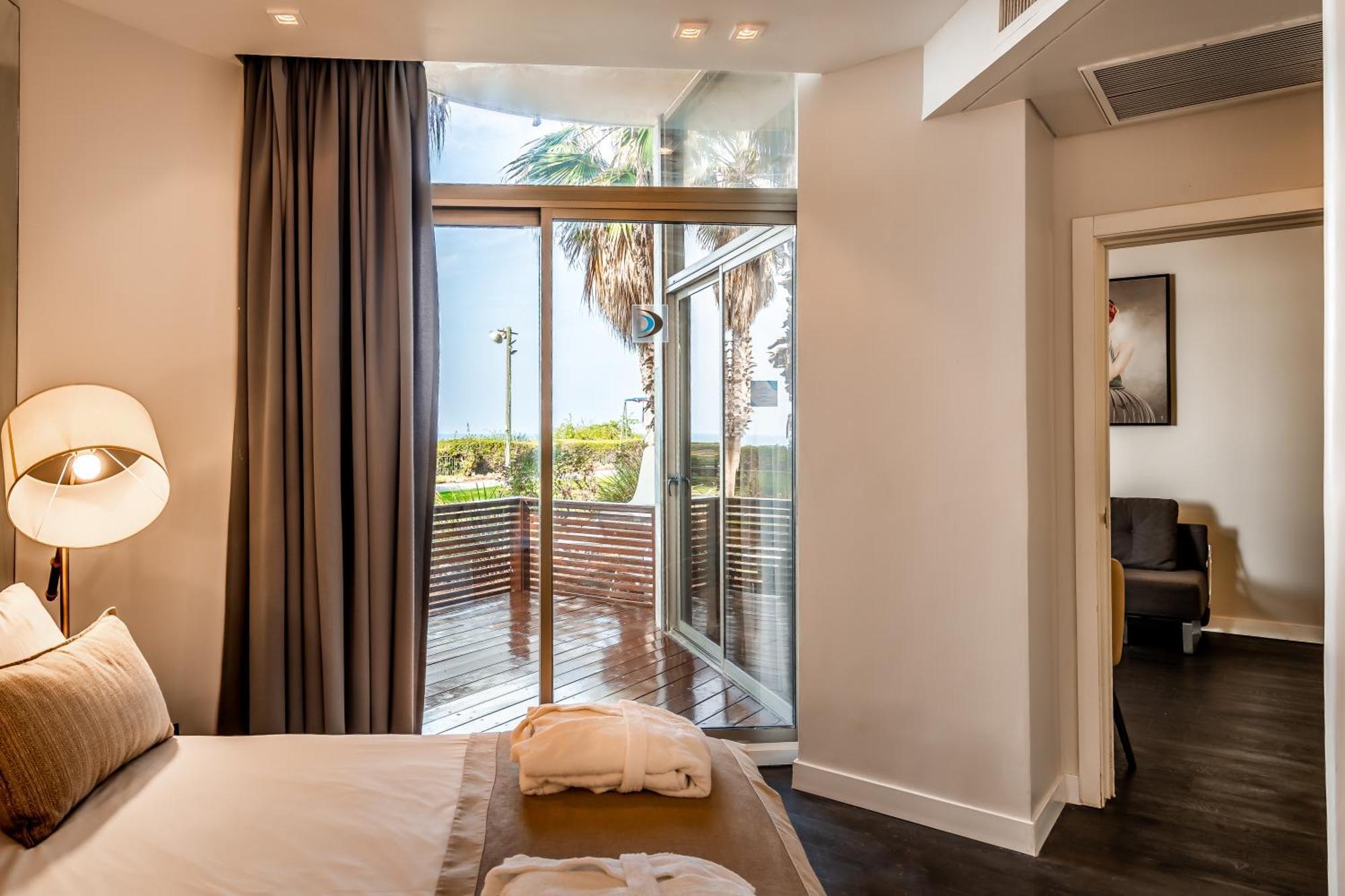 Daniel Herzliya Hotel Екстер'єр фото A room at the hotel