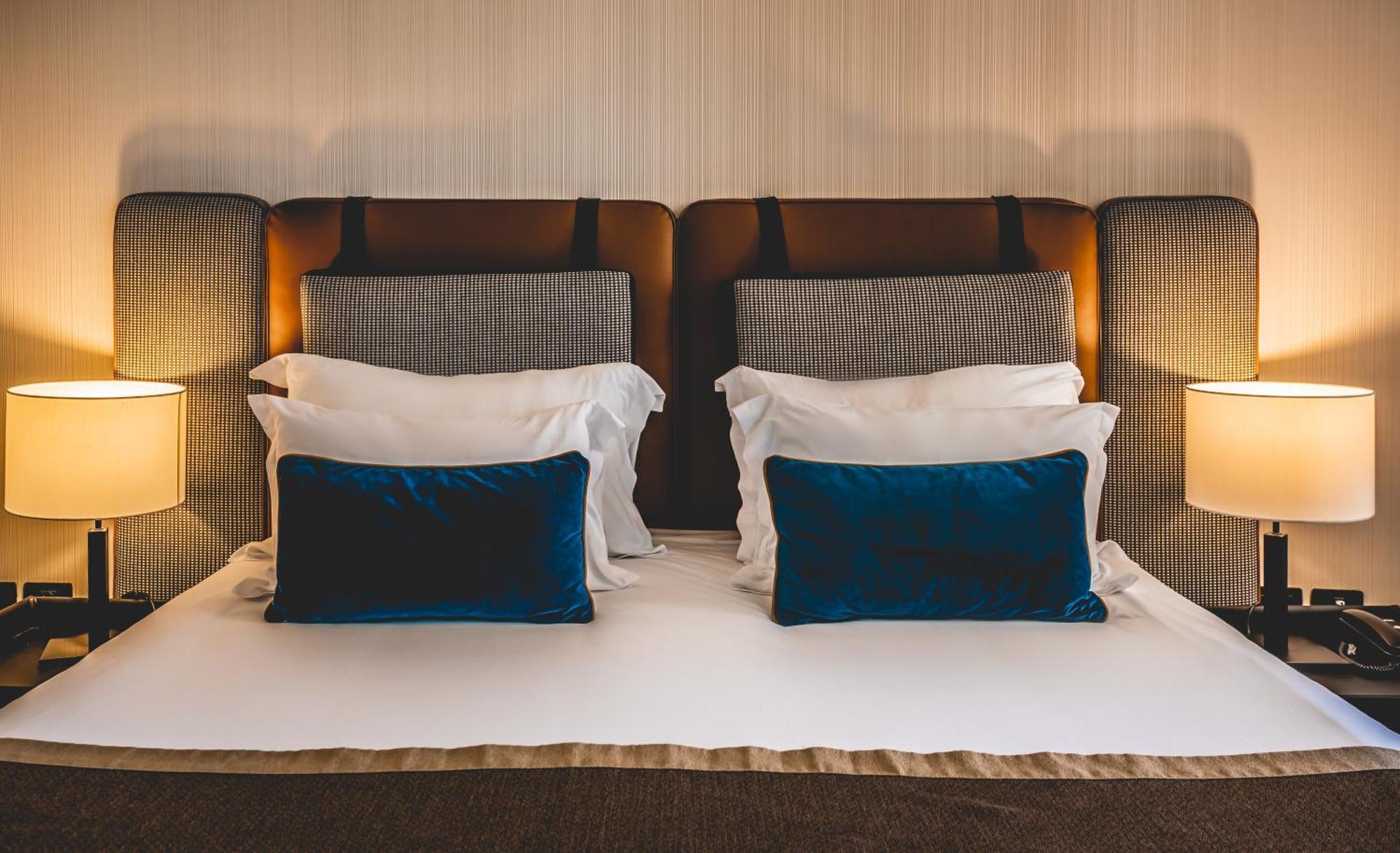 Daniel Herzliya Hotel Екстер'єр фото A bed with two pillows